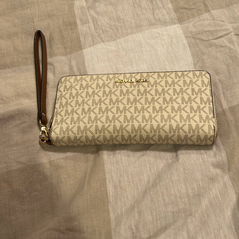 Micheal kors wallet / wristlet